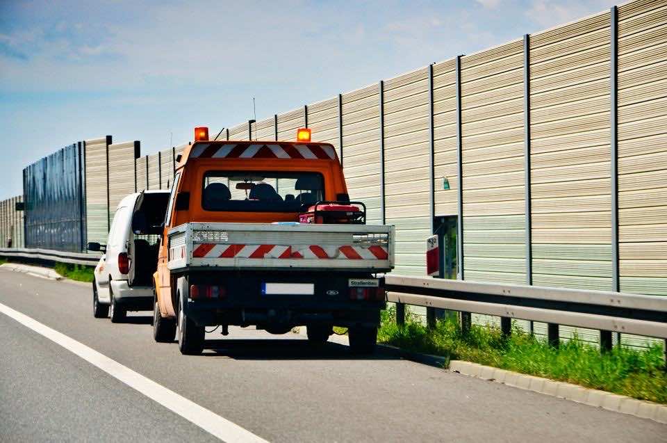 5 rzeczy, które zawsze warto mieć w samochodzie. Nie raz mogą Ci uratować życie!
