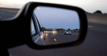 Nowa metoda oszustów – „na lusterko”. Nie daj się oszukać podczas wakacji!