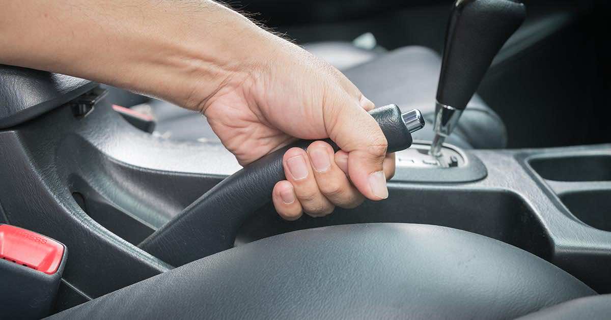 Większość z nas zaciąga ręczny w ten sposób – to błąd!