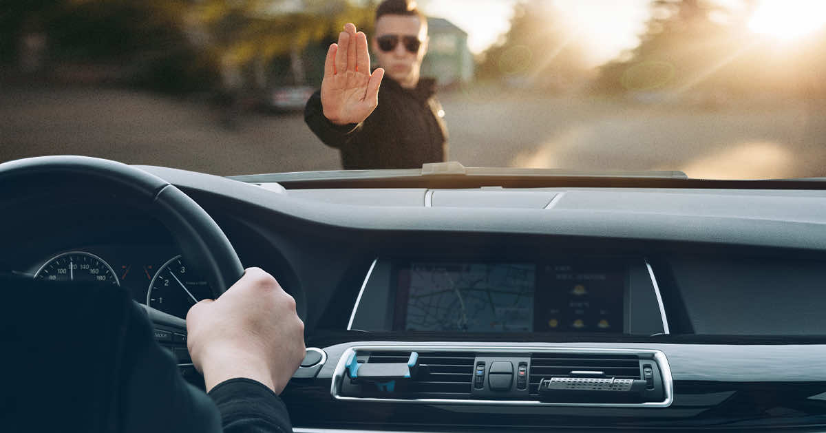 Co oznacza gdy kierujący ruchem policjant stoi bokiem do nas? Zobacz jak reagować w każdej sytuacji.
