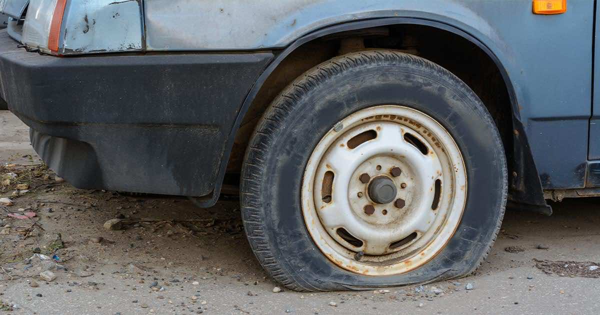 Co zrobić z porzuconym samochodem zajmującym miejsce parkingowe?