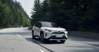 7 na 10 aut wyjeżdżających z polskich salonów Toyoty to hybrydy. Dane z 4 miesięcy 2022 roku