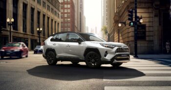 Toyota RAV4 2023. Udoskonalone multimedia, systemy bezpieczeństwa i łączności