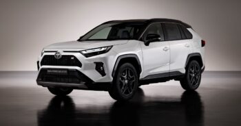 Toyota RAV4 w nowej wersji GR SPORT. Dynamiczna stylistyka i modyfikacje zawieszenia