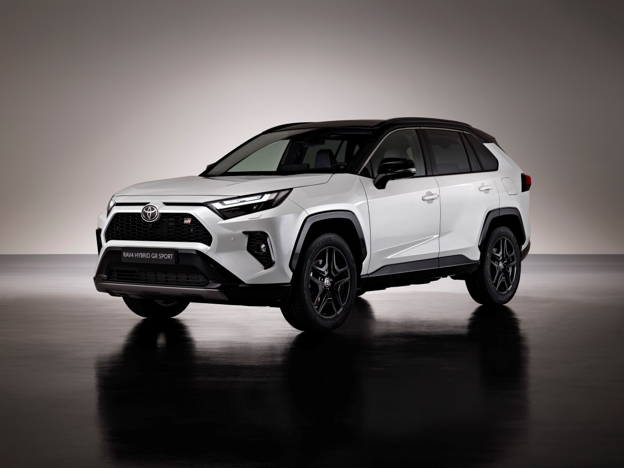 Toyota RAV4 w nowej wersji GR SPORT. Dynamiczna stylistyka i modyfikacje zawieszenia