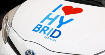 Czym różni się samochód hybrydowy od spalinowego?