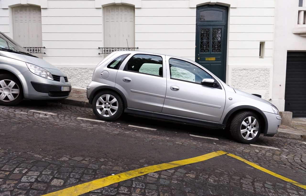 Jak bezpiecznie parkować na wzniesieniu? Kilka cennych porad