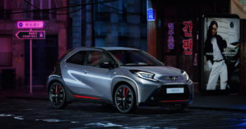 Toyota Aygo X UNDERCOVER. Nowa limitowana edycja miejskiego crossovera zadebiutowała na Paris Fashion Week
