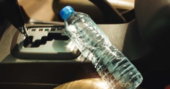 Nie zostawiaj butelki z wodą w samochodzie podczas upałów