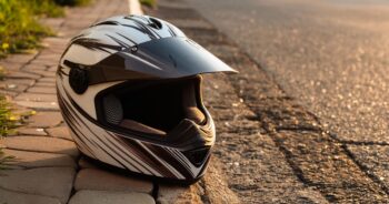 Widzisz kask motocyklisty na ziemi? To sygnał, o którym mało kto wie