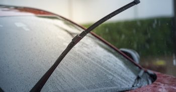Czym jest niewidzialna wycieraczka i jak działa?