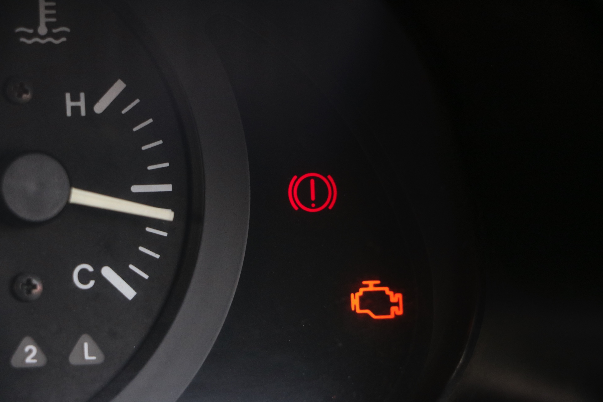 Co zrobić, gdy w samochodzie zapali się CHECK ENGINE?